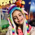 David Cristina Instagram - Acho que falo por todos os pais de filhas pequenas que visitaram uma feira de Natal este ano ao desejar votos de um falecimento lento e doloroso aos indivíduos que inventaram estes gorros unicórnio que fazem a bandeira LGBTQ parecer monocromática. Após visualizarem este chapéu as nossas filhas deixam-nos com duas opções, ou temos a criança a gritar durante 45 minutos, ou então, a parecer um traque de arco-íris. Caro instagram, não desejo realmente o falecimento de ninguém, é humor hiperbólico. Não me cancelem o post, seus burros.