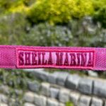David Cristina Instagram - Nunca tinha tido um cão até a Sheila Marina entrar na minha vida. É o nome da cadela, já agora, não estou a namorar com a dona de um salão de nails no Barreiro. Mas agora que tenho esta cachorra (ler com sotaque brasileiro) percebo muitas coisas que antes não percebia. Percebo o amor que a gente sente por estas bolinhas de pelo. Percebo que mesmo quando estou sozinho em casa, já não estou sozinho (até já quase nem ligo o Rumba por companhia). Percebo recear pela vida dos Adidas que adquiri em Londres. Percebo os pobres coitados que estão às 6 da manhã na rua a apanhar cocó à chuva, enquanto o cão olha para eles como que a dizer "sabes que isso é trampa, não sabes?" Mas continuo sem perceber as pessoas que dizem que ter um cão e ter um filho é a mesma coisa. Não é. Se um cão fizer cócó na sala de estar pode-se fechar na marquise, mas se um filho disser que quer ser influencer já não se pode agredir com um jornal enrolado. E também não entendo pessoas que dão beijos na boca dos cães, até porque com os cães não há chochos é tudo linguadão. Percebo ainda menos porque normalmente são as mesmas pessoas que dizem que ter um cão e um filho é a mesma coisa e dar linguadões nos filhos é muito sinistro e caso de polícia. Mas percebo as pessoas que dizem que o bicho faz parte da família. A Sheila Marina faz parte da minha família, frase que a minha mãe sempre temeu. E eu ia ficar muito triste sem ela. A cadela. E sem a minha mãe também. Aliás a minha mãe mais, claro. PS - Lição de influencer #37 - Posicionem-se junto a estátuas badochas nas vossas fotos para parecerem mais magros. Sigam-me para mais dicas de influencing. #bleçed Grato pelo bom téni @antonymorato_porto 👟👟👟