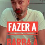 David Cristina Instagram - Tentei gravar um reel para vos mostrar uma grande prenda de Natal para os machos da vossa vida, a linha King C. Gillete, mas a minha filha tinha outros planos. Mesmo enquanto escrevo isto, tenho aqui a catraia a perguntar-me pelos anéis, como se eu lhe roubasse bijuteria para ir ao Lux. Portanto, boa prenda de Natal é a linha de produtos masculinos para cuidado da pele e barba da King C. Gillette, como a aparadora de precisão, a máquina de duplo gume ou o pincel de madeira. É praticamente impossível comprar prendas para machos, porque homem que é homem só precisa de um canivete suíço e um cantil de uísque. Vem aí o Natal bebés, não chega já de lhes oferecer botões de punho e peúgas com bonecos? Fica a dica, King C. Gillete. Agora vou ali pintar as unhas dos pés da minha filha, à homem. #pub #kingcgillette #kingcgillettept
