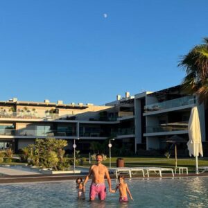 David Cristina Instagram - Nunca pensei usar as palavras “resort” e “Alcochete” na mesma frase, mas aqui estamos. E estamos muito bem no @praiadosal, a abençoada meia hora de distância do Papa. O sítio é muito muito porreiro, aconselho (Não estou a influenciar, paguei o quarto na sua totalidade, como um membro da populaça). 

Ainda no tema Papa, a minha filha hoje perguntou se podia comer o Papa. Só depois percebi que ela achava que centenas de milhares de jovens tinham vindo a Portugal para ver uma taça gigante de papa cerelac. 

“Ah, mas é quem estava a olhar pelos filhos enquanto tirava essas fotos?!” 

Mete-te na tua vida Anabela. Vai mas é ver séries de crime real no seu T0 a cheirar a gatos e solidão. 

Já o meu quarto só cheira a férias. E a Ice Tea, porque a Maria derramou um Ice Tea. Mas principalmente a férias.
