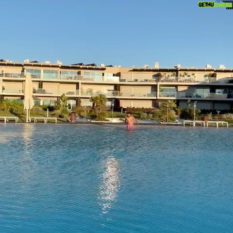 David Cristina - 1.6K Likes - Nunca pensei usar as palavras “resort” e “Alcochete” na mesma frase, mas aqui estamos. E estamos muito bem no @praiadosal, a abençoada meia hora de distância do Papa. O sítio é muito muito porreiro, aconselho (Não estou a influenciar, paguei o quarto na sua totalidade, como um membro da populaça).
Ainda no tema Papa, a minha filha hoje perguntou se podia comer o Papa. Só depois percebi que ela achava que centenas de milhares de jovens tinham vindo a Portugal para ver uma taça gigante de papa cerelac.
“Ah, mas é quem estava a olhar pelos filhos enquanto tirava essas fotos?!”
Mete-te na tua vida Anabela. Vai mas é ver séries de crime real no seu T0 a cheirar a gatos e solidão.
Já o meu quarto só cheira a férias. E a Ice Tea, porque a Maria derramou um Ice Tea. Mas principalmente a férias.