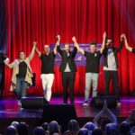 David Cristina Instagram - Mais um episódio do Levanta-te e Ri gravado. Este sai amanhã na @opto.sic. Ide ver porque os comediantes estiveram muito bem. Já eu corri alguns riscos de cancelamento, mas também não fui nenhuma Joana Mascarenhas. Obrigado à @sicoficial pelo convite e pelo que estão a fazer pelo nosso standup nacional, que é pô-lo na televisão. Ponham os olhos nisto, outros canais, com as vossas telenovelas e shows sobre figuras geométricas.