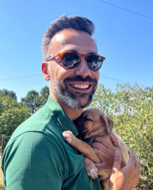 David Cristina Instagram - Apresento-vos a Sheila Marina, a cadela mais fofinha do mundo que agora vive cá em casa. 

Tudo começou com um grave erro. E o erro foi deixar-me convencer por uma veterinária amiga (da onça) a ir visitar a bicha. Gente, não vão. Não vão, porque é uma armadilha de fofinhice. Estes veterinários manipuladores sabem que quando olhamos para os olhos desta bicheza já não os conseguimos deixar lá. É o canto das sereias, mas em vez de afundar o barco, deixa um tarolo no tapete da sala. E pegadas de trampa pela casa toda, como se fosse a fábula do Hansel e Merdel. 

Para quem quer saber a etnia da Sheila (seus racistas) é um Cruzado Português, que é uma maneira betalhufa de dizer "rafeira". Não a comprei, atenção, salvei-a. Quando encontrei a bicha, coitada, deu-me tanta pena, estava ela para ali desgraçada, na Margem Sul. Já lhe estavam pintar as unhas e a fazer extensões quando agarrei nela e fugi. 

Em honra das suas origens, ficou Sheila Marina, para honrar todas as Sheilas, Brunas e Soraias que levam este país para a frente, uma pestana falsa de cada vez.