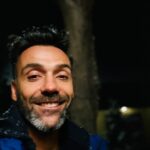 David Cristina Instagram - Fiz escala em Munique e o meu voo foi cancelado por motivo de neve. ✈️⛄️💩! Foi giro ouvir os portugueses todos a gritarem impropérios à medida que recebiam mensagens no telemóvel a confirmar que o voo estava cancelado. Foi particularmente giro porque cada um gritava quando recebia a sua mensagem individual, apesar de já terem visto os outros a receber. Como se houvesse a possibilidade do voo estar cancelado por motivo de nevão, mas só para alguns otários. Parecia o fogo de artifício de final de ano na Madeira só que em vez de foguetes era:”filha duma senhora dada”, “coito-se” e “mas que bela fez”. Tive muito orgulho em ser português, naquele momento. E até já estava a ouvir o hino nacional na minha cabeça quando uma senhora lusa me deu uma cotovelada no olho para me passar à frente na fila. E senti-me em casa. Já agora, cultura geral, “Fez” é o singular de fezes. O que me leva a questionar: o que é que constitui uma unidade singular de trampa? Só se for aquelas bolinhas que os coelhos fazem. Munich, Germany