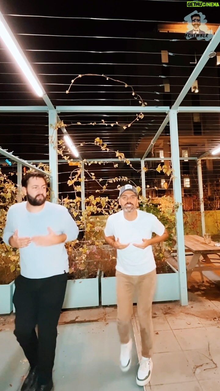 David Cristina Instagram - O cancro testicular é um problema tão grave que eu até me submeti a esta pouca vergonha (e ao @karitsis) só para chamar a atenção para o problema. Se sentirem algum destes sintomas, testem-se. O cancro testicular é tratável, desde que apanhado cedo. Passem a mensagem aos homens nas vossas vidas. @ligacontracancro @movember