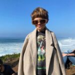 David Cristina Instagram - Eu e o próximo ícone da moda internacional viemos à Nazaré ver senhores doidos montados em tábuas de engomar a desafiar os elementos. Aconselho.