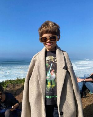 David Cristina Instagram - Eu e o próximo ícone da moda internacional viemos à Nazaré ver senhores doidos montados em tábuas de engomar a desafiar os elementos. Aconselho.