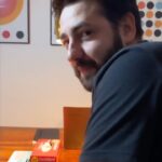 David Cristina Instagram - A propósito do Movember ficam aqui algumas dicas para um bom toque retal. O cancro da próstata é o cancro mais frequente e importante em homens. Afeta 2 em cada 11 homens em Portugal. Procurem um médico se tiverem sintomas como: - incapacidade em urinar ou urinar demasiado - Dor pélvica ou incontinência urinária - Urinar sangue Mas acima de tudo, a partir dos 50 anos, testem-se mesmo sem sintomas, porque este cancro muitas vezes é assintomático até ser tarde demais. Bigode a bigode, podemos salvar o mundo. Obrigado ao @karitsis pela participação #movember #cancro