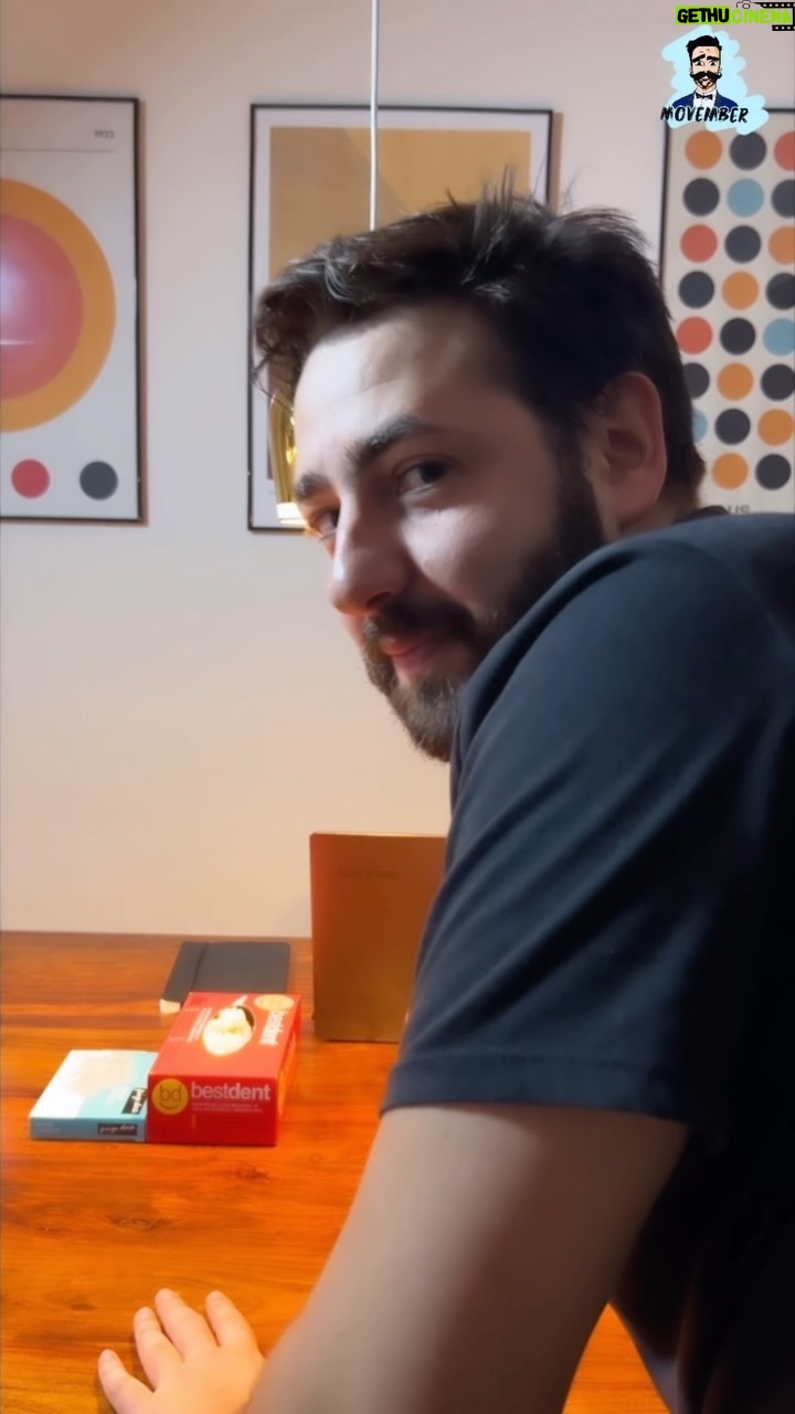 David Cristina Instagram - A propósito do Movember ficam aqui algumas dicas para um bom toque retal. O cancro da próstata é o cancro mais frequente e importante em homens. Afeta 2 em cada 11 homens em Portugal. Procurem um médico se tiverem sintomas como: - incapacidade em urinar ou urinar demasiado - Dor pélvica ou incontinência urinária - Urinar sangue Mas acima de tudo, a partir dos 50 anos, testem-se mesmo sem sintomas, porque este cancro muitas vezes é assintomático até ser tarde demais. Bigode a bigode, podemos salvar o mundo. Obrigado ao @karitsis pela participação #movember #cancro