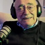 David Cristina Instagram - Ultimamente tenho pensado muito sobre o que é ser homem nos dias de hoje, e em particular o que é ser pai. Acredito sinceramente que todos nós tentamos ser um bocadinho melhores do que os nossos pais foram connosco e acredito que eles fizeram o mesmo. Eu sei que o meu pai não foi perfeito, e eu estou a tentar ser melhor. Decidi gravar uma conversa com o homem que me ensinou a ser pai, o meu pai, para tentar perceber como é que foi a experiência dele enquanto filho. Este é um pequeno bocadinho da nossa conversa, mas que diz tanto sobre a distância que ele percorreu para ser um pai melhor. Contexto é importante. E eu sinto que há muita malta mais nova a julgar os mais velhos sem conhecer a sua realidade. Devemos julgar o caminho que as pessoas fizeram e não apenas onde chegaram. Era muito fixe que a malta que anda para aí a arrotar superioridade moral no Twitter sobre os homens brancos cis heteronormativos mais velhos, fizesse o esforço de empatizar realmente com eles, entendê-los e humanizá-los. O mundo não é a preto e branco gente, tem muitos tons de cinzento. E para não dizerem que este post está muito sério decidi incluir a palavra “bidé”.