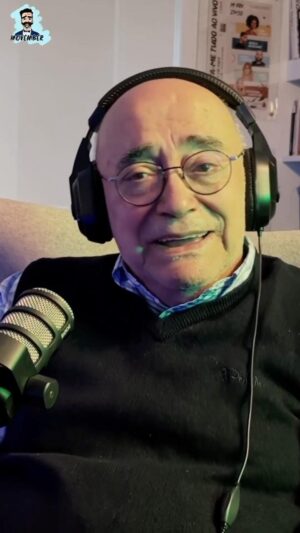 David Cristina Instagram - Ultimamente tenho pensado muito sobre o que é ser homem nos dias de hoje, e em particular o que é ser pai. Acredito sinceramente que todos nós tentamos ser um bocadinho melhores do que os nossos pais foram connosco e acredito que eles fizeram o mesmo. Eu sei que o meu pai não foi perfeito, e eu estou a tentar ser melhor.

Decidi gravar uma conversa com o homem que me ensinou a ser pai, o meu pai, para tentar perceber como é que foi a experiência dele enquanto filho. Este é um pequeno bocadinho da nossa conversa, mas que diz tanto sobre a distância que ele percorreu para ser um pai melhor.

Contexto é importante. E eu sinto que há muita malta mais nova a julgar os mais velhos sem conhecer a sua realidade. Devemos julgar o caminho que as pessoas fizeram e não apenas onde chegaram. Era muito fixe que a malta que anda para aí a arrotar superioridade moral no Twitter sobre os homens brancos cis heteronormativos mais velhos, fizesse o esforço de empatizar realmente com eles, entendê-los e humanizá-los. 

O mundo não é a preto e branco gente, tem muitos tons de cinzento.

E para não dizerem que este post está muito sério decidi incluir a palavra “bidé”.