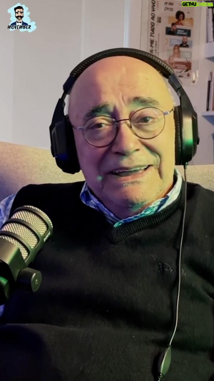 David Cristina - 812 Likes - Ultimamente tenho pensado muito sobre o que é ser homem nos dias de hoje, e em particular o que é ser pai. Acredito sinceramente que todos nós tentamos ser um bocadinho melhores do que os nossos pais foram connosco e acredito que eles fizeram o mesmo. Eu sei que o meu pai não foi perfeito, e eu estou a tentar ser melhor.
Decidi gravar uma conversa com o homem que me ensinou a ser pai, o meu pai, para tentar perceber como é que foi a experiência dele enquanto filho. Este é um pequeno bocadinho da nossa conversa, mas que diz tanto sobre a distância que ele percorreu para ser um pai melhor.
Contexto é importante. E eu sinto que há muita malta mais nova a julgar os mais velhos sem conhecer a sua realidade. Devemos julgar o caminho que as pessoas fizeram e não apenas onde chegaram. Era muito fixe que a malta que anda para aí a arrotar superioridade moral no Twitter sobre os homens brancos cis heteronormativos mais velhos, fizesse o esforço de empatizar realmente com eles, entendê-los e humanizá-los.
O mundo não é a preto e branco gente, tem muitos tons de cinzento.
E para não dizerem que este post está muito sério decidi incluir a palavra “bidé”.