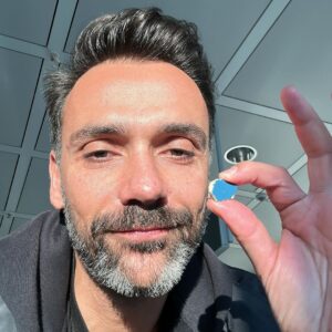 David Cristina Instagram - Este bocadinho de azulejo azul é uma pedra preciosa, segundo o meu filho. No Domingo tive de viajar em trabalho e deixar os meus filhos com a mãe na minha semana. O Miguel entregou-me esta pedra antes de sair e disse-me: “Papá é uma pedra preciosa para pensares em mim quando estiveres a viajar”. E eu meti no bolso a pensar que ninguém pagava um tostão por esta pedra numa loja de penhores. Entretanto, sempre que pus a mão no bolso aqui estava ela (e pus muitas vezes porque em Munique faz um frio do camandro) a lembrar-me porque é que a melhor parte de viajar é voltar para casa. E decidi que esta pedra foi a coisa mais preciosa que trouxe comigo nesta viagem (fora o casaco que é da Hugo Boss).