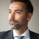 David Cristina Instagram - A minha empresa tirou fotos novas para pôr no site. Pelo meio das coisas que a fotógrafa me pediu para fazer saiu isto. Não me lembro bem mas acho que me pediu para fazer a expressão que os pastorinhos fizeram quando viram Nossa Senhora. Se esta foto fosse para o site tínhamos de mudar o CAE da empresa de “setor financeiro” para “setor que deixa as miúdas todas malucas”.