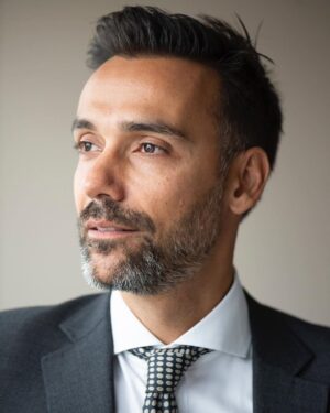 David Cristina Instagram - A minha empresa tirou fotos novas para pôr no site. Pelo meio das coisas que a fotógrafa me pediu para fazer saiu isto. Não me lembro bem mas acho que me pediu para fazer a expressão que os pastorinhos fizeram quando viram Nossa Senhora. 

Se esta foto fosse para o site tínhamos de mudar o CAE da empresa de “setor financeiro” para “setor que deixa as miúdas todas malucas”.