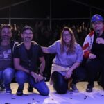 David Cristina Instagram - Que maravilha de noite. Ontem eu, a @a_marrafa , o @luzindro, o @eusouopedroalves e 400 Fixolas fizemos uma sessão de nostalgia em grupo. Visitámos a melhor década de sempre, os Anos 90. Houve de tudo, desde leituras de diários embaraçosos, anedotas altamente canceláveis e muito auto-bullying às nossas versões dos anos 90. Pelo meio eu revivi um trauma de adolescência e recebi uma energia tão fofinha do público que já quase nem penso na Cátia do 9° B. Há ali uma foto em que parece que estou a pregar pela IURD, mas não, estava só a cantar um rap. Dito isto, o momento alto da noite foi quando o enorme @julio.isidro5 subiu ao palco e mostrou porque é que é, e sempre será, um tesouro nacional. Que coisa boa estar em palco com o Sr. a que apresentou o Clube Amigos Disney. Obrigado @aoutrafacedalua que nos vestiu com tanto estilo. Ao @vasckarof e à sua equipa pelo tratamento VIP e pela produção super profissional. Ao @miro__vemba por alinhar numa piada que envolvia Blackface. E o maior agradecimento de todos, aos nossos fixolas, que são os melhores do mundo. Já só pensamos no próximo. Oiçam-nos no podcast e tenham uma semana… BUÉ DA RADICAL!!