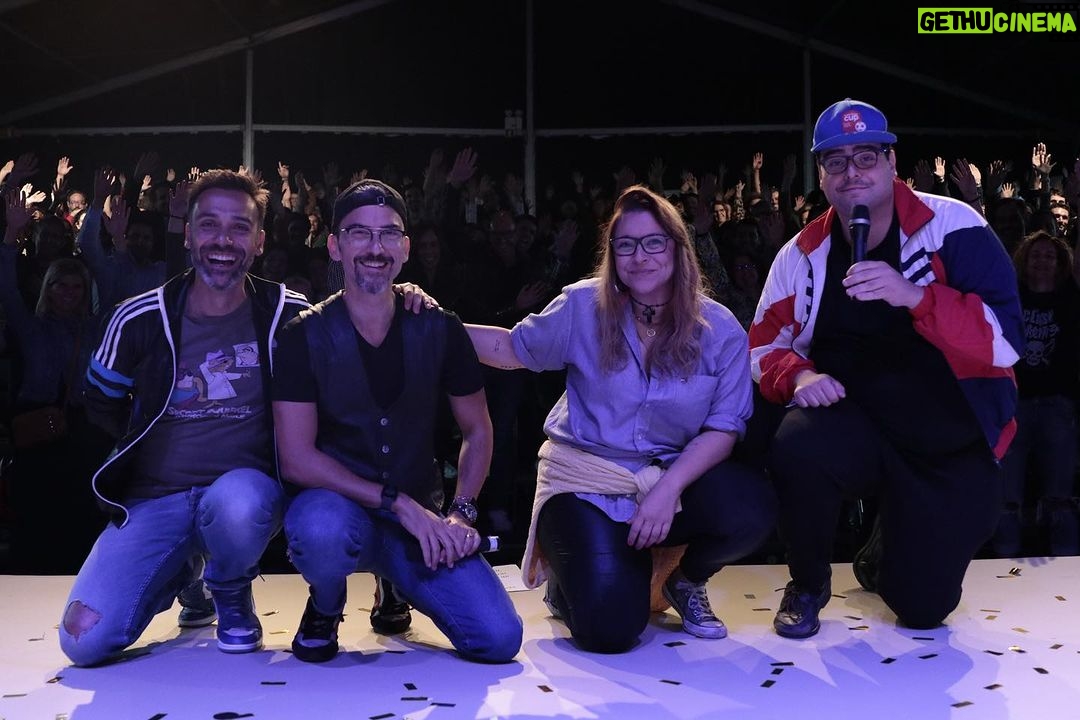 David Cristina Instagram - Que maravilha de noite. Ontem eu, a @a_marrafa , o @luzindro, o @eusouopedroalves e 400 Fixolas fizemos uma sessão de nostalgia em grupo. Visitámos a melhor década de sempre, os Anos 90. Houve de tudo, desde leituras de diários embaraçosos, anedotas altamente canceláveis e muito auto-bullying às nossas versões dos anos 90. Pelo meio eu revivi um trauma de adolescência e recebi uma energia tão fofinha do público que já quase nem penso na Cátia do 9° B. Há ali uma foto em que parece que estou a pregar pela IURD, mas não, estava só a cantar um rap. Dito isto, o momento alto da noite foi quando o enorme @julio.isidro5 subiu ao palco e mostrou porque é que é, e sempre será, um tesouro nacional. Que coisa boa estar em palco com o Sr. a que apresentou o Clube Amigos Disney. Obrigado @aoutrafacedalua que nos vestiu com tanto estilo. Ao @vasckarof e à sua equipa pelo tratamento VIP e pela produção super profissional. Ao @miro__vemba por alinhar numa piada que envolvia Blackface. E o maior agradecimento de todos, aos nossos fixolas, que são os melhores do mundo. Já só pensamos no próximo. Oiçam-nos no podcast e tenham uma semana… BUÉ DA RADICAL!!