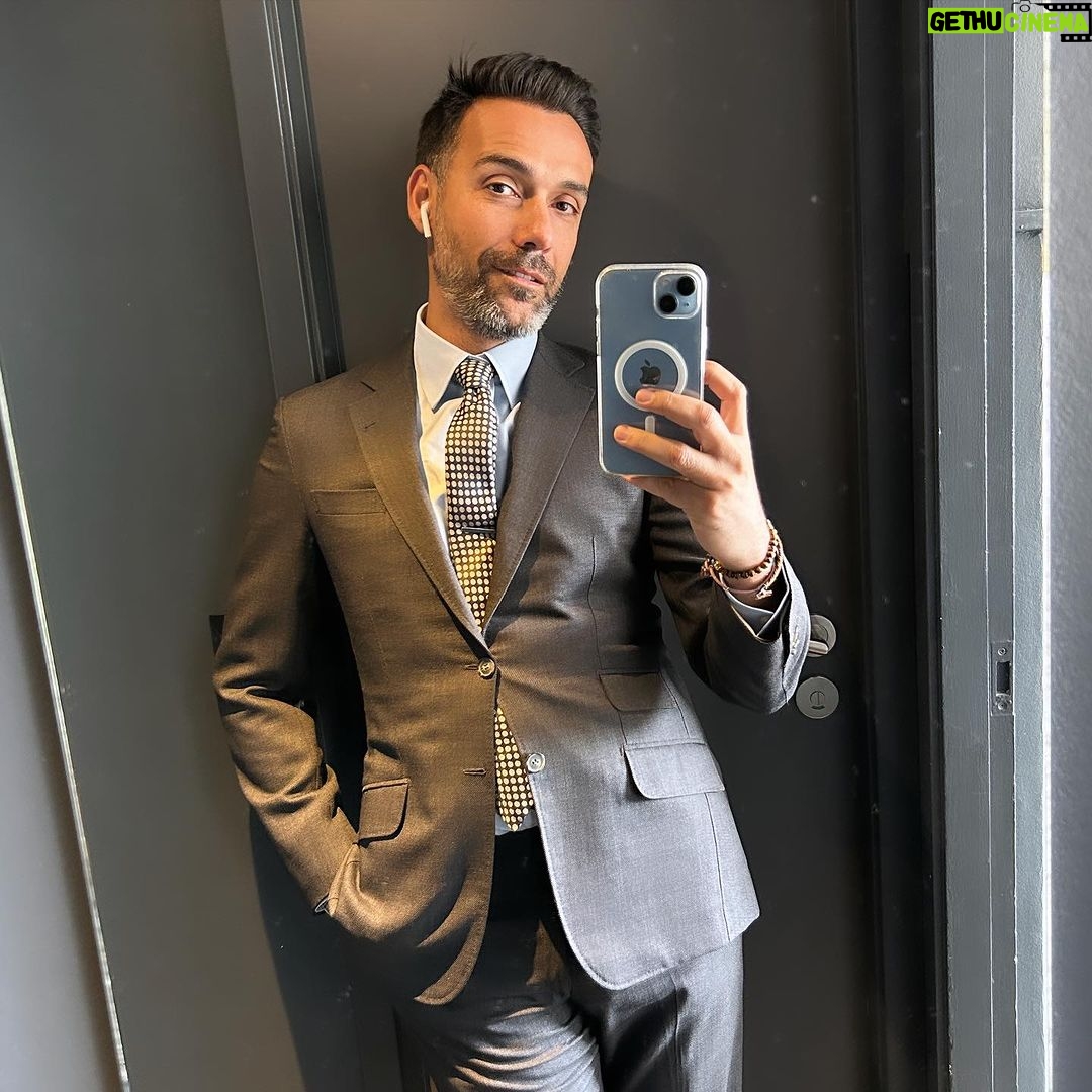 David Cristina - 0.9K Likes - Uma coisa que se fala pouco dos fatos feitos à medida é que os fatos ficam na mesma, mas as medidas mudam. E neste momento se inspirar acho que mato alguém com um botão projetado a alta velocidade.