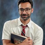 David Cristina Instagram - Fiz lá aquela coisa do AI Yearbook para ver como é que eu era se tivesse feito o liceu nos anos 90, que fiz. E a julgar por estas fotografias era um nhónhó ou um sinistro. Exceto na terceira foto, em que fazia parte dos D.A.M.A.