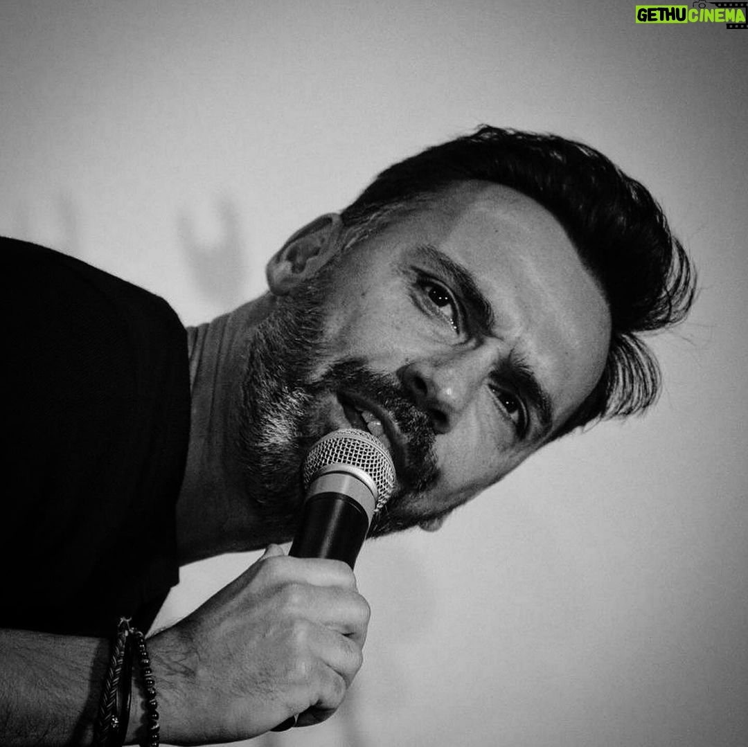 David Cristina Instagram - Parece que estava num comício do PSD, mas não. Estava a fazer um espectáculo numa festa de Natal de empresa. Isto de ser comediante tem muito de atuar para empresas porque o colégio dos meus filhos ainda não aceita integridade artística como pagamento. Há poucas coisas mais geradoras de ansiedade do que ser apresentado pelo CEO como uma “surpresa para os trabalhadores” e estar a caminhar para um palco, numa sala de conferências de hotel, rodeado de pessoas fortemente alcoolizadas que olham para nós com muita força para tentarem perceber de onde é que nos deviam conhecer. As festas de Natal de empresa são uma espécie de triângulo das Bermudas onde tudo pode acontecer. Um verdadeiro pesadelo para a Raquel dos Recursos Humanos que tem de fingir que o Vitor de Vendas (é sempre um Vitor de Vendas) não está a tentar comer a Carla da Contabilidade à frente de toda a gente. E a Carla, que é casada, mas num casamento infeliz com um senhor que passa mais tempo no campo de Padel do que a dar-lhe umas valentes raquetadas está a rir-se mais do que devia das anedotas que o Vitor sacou das Seleções do Reader’s Digest. Depois há o Zé que trata dos computadores da empresa há 30 anos e parou de estudar o assunto quando os ratos ainda tinham bolinha. Que acha que o Chat GPT é um carro desportivo e que decidiu que a cena dele esta noite ia ser pôr uma gravata na cabeça. Pelo meio temos a malta a recibos verdes que está a pôr comida nos bolsos e álcool no bucho porque as rendas em Lisboa estão como estão. E a servir esta maralha estão os empregados do hotel que têm toda a alegria de viver duma stripper de 65 anos que já viu tudo o que tinha a ver. Adoro festas de Natal de empresa, mas adoro ainda mais o maravilhoso constrangimento da segunda-feira seguinte. Isso sim, é uma “surpresa para os trabalhadores”.