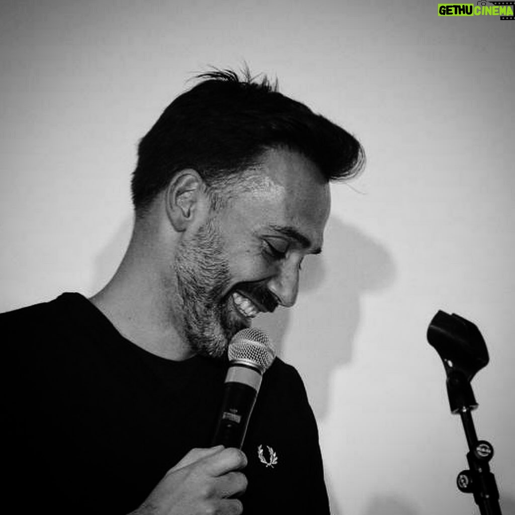 David Cristina Instagram - Parece que estava num comício do PSD, mas não. Estava a fazer um espectáculo numa festa de Natal de empresa. Isto de ser comediante tem muito de atuar para empresas porque o colégio dos meus filhos ainda não aceita integridade artística como pagamento. Há poucas coisas mais geradoras de ansiedade do que ser apresentado pelo CEO como uma “surpresa para os trabalhadores” e estar a caminhar para um palco, numa sala de conferências de hotel, rodeado de pessoas fortemente alcoolizadas que olham para nós com muita força para tentarem perceber de onde é que nos deviam conhecer. As festas de Natal de empresa são uma espécie de triângulo das Bermudas onde tudo pode acontecer. Um verdadeiro pesadelo para a Raquel dos Recursos Humanos que tem de fingir que o Vitor de Vendas (é sempre um Vitor de Vendas) não está a tentar comer a Carla da Contabilidade à frente de toda a gente. E a Carla, que é casada, mas num casamento infeliz com um senhor que passa mais tempo no campo de Padel do que a dar-lhe umas valentes raquetadas está a rir-se mais do que devia das anedotas que o Vitor sacou das Seleções do Reader’s Digest. Depois há o Zé que trata dos computadores da empresa há 30 anos e parou de estudar o assunto quando os ratos ainda tinham bolinha. Que acha que o Chat GPT é um carro desportivo e que decidiu que a cena dele esta noite ia ser pôr uma gravata na cabeça. Pelo meio temos a malta a recibos verdes que está a pôr comida nos bolsos e álcool no bucho porque as rendas em Lisboa estão como estão. E a servir esta maralha estão os empregados do hotel que têm toda a alegria de viver duma stripper de 65 anos que já viu tudo o que tinha a ver. Adoro festas de Natal de empresa, mas adoro ainda mais o maravilhoso constrangimento da segunda-feira seguinte. Isso sim, é uma “surpresa para os trabalhadores”.