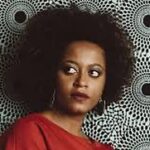 David Cristina Instagram - Morreu a nossa Sara Tavares. Perdemos uma grande cantora, uma grande compositora. Uma mulher que soube trazer as suas raízes para a música portuguesa e torná-la bem mais rica. E além disso, e mais importante do que isso, a Sara era uma um raio de luz, caraças. Tive a oportunidade de a conhecer quando participou no espectáculo Conta-me Tudo, e ela foi duma bondade e gentileza incríveis. Quando a Sara descobriu que a cantora da banda do Conta-me Tudo, a @joanagouveiamusic , era fã dela, fez-lhe uma surpresa em palco, num S. Jorge cheio e convidou-a fazer um dueto. No vídeo o momento em que a Joana se apercebe do convite, da generosidade da Sara e cantam juntas. Há anos que guardo este vídeo e ainda me emociono quando o vejo. Estou profundamente triste com esta notícia. Até breve, mana Sara.