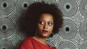 David Cristina Instagram - Morreu a nossa Sara Tavares. 

Perdemos uma grande cantora, uma grande compositora. Uma mulher que soube trazer as suas raízes para a música portuguesa e torná-la bem mais rica. 

E além disso, e mais importante do que isso, a Sara era uma um raio de luz, caraças. 

Tive a oportunidade de a conhecer quando participou no espectáculo Conta-me Tudo, e ela foi duma bondade e gentileza incríveis. 

Quando a Sara descobriu que a cantora da banda do Conta-me Tudo, a @joanagouveiamusic , era fã dela, fez-lhe uma surpresa em palco, num S. Jorge cheio e convidou-a fazer um dueto. No vídeo o momento em que a Joana se apercebe do convite, da generosidade da Sara e cantam juntas. Há anos que guardo este vídeo e ainda me emociono quando o vejo. 

Estou profundamente triste com esta notícia. Até breve, mana Sara.