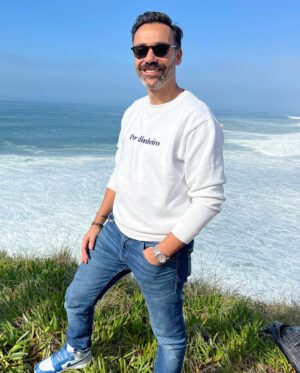 David Cristina Instagram - Eu e o próximo ícone da moda internacional viemos à Nazaré ver senhores doidos montados em tábuas de engomar a desafiar os elementos. Aconselho.