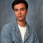David Cristina Instagram – Fiz lá aquela coisa do AI Yearbook para ver como é que eu era se tivesse feito o liceu nos anos 90, que fiz. E a julgar por estas fotografias era um nhónhó ou um sinistro. Exceto na terceira foto, em que fazia parte dos D.A.M.A.