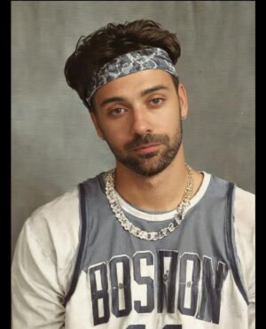 David Cristina Instagram - Fiz lá aquela coisa do AI Yearbook para ver como é que eu era se tivesse feito o liceu nos anos 90, que fiz. E a julgar por estas fotografias era um nhónhó ou um sinistro. Exceto na terceira foto, em que fazia parte dos D.A.M.A.