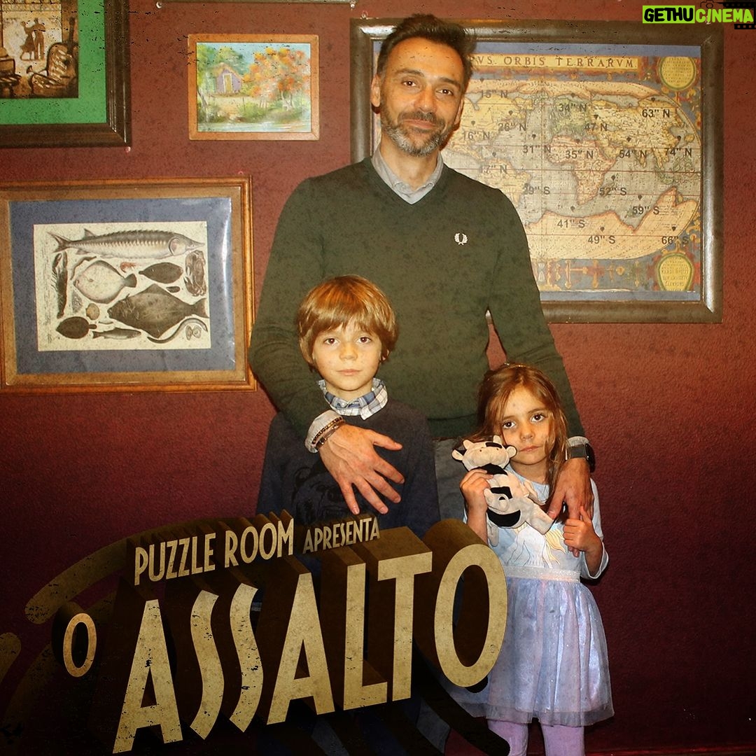David Cristina - 611 Likes - Digam lá que esta não parece a foto duma família que faleceu num incêndio e agora assombra uma mansão em Sintra?
Ontem fui fazer um Escape Room com os miúdos, só os três, mesmo à divorciadão. Recomendo, é um programaço.
Só é um bocadinho stressante para os pequenotes quando são destas idades, porque pronto, estamos fechados num quarto onde temos de resolver problemas para poder voltar a ver a luz do dia. Mas é para eles se irem habituando à experiência de fazerem testes no liceu.
Dito isto, experimentem, é giro. Eu fui ao Puzzle Room e apanhei um GameMaster (nome mais nerd de sempre) muito porreiro que soube acalmar os meus querubins quando eles começaram a ter pequenos esgotamentos nervosos.
E é isto. Vão lá à vossa vidinha.
PS - Paguei bilhete como as pessoas normais, tá? Não é influencing.