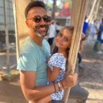 David Cristina Instagram - Não é fácil arranjar programas para fazer com os miúdos ao fim-de-semana. Ficar em casa está fora de questão, porque começam a trepar pelas paredes e a morder os rodapés, o que é um péssimo exemplo para a cadela. Portanto, temos de sair, mas os destinos são limitados. Ora depois de os ter levado 857 vezes ao Pavilhão do Conhecimento e 1574 so Hello Park de Monsanto começaram a ficar fartitos, sabem como são as crianças de hoje em dia, não é? No nosso tempo com um pau e uma carica brincávamos durante meses, à chuva, descalços e alimentados com meia carcaça de pão bolorento. Cá para mim a culpa é do Tik Tok e das mães que não dão de mamar aos filhos, mas isso é um outro trinta e um. Agora, ontem fui ao Chefs on Fire no Estoril, ou "em Estoril" se não tiverem estudos e adorei. Antes de mais, não é influencing, porque paguei os bilhetes na totalidade, até paguei um a mais para a minha filha apesar de para a idade dela ser à borla, só para verem como sou generoso (ou burro, uma das duas). Estou a falar nisto, porque haverá outros pais que como eu sonham com a ideia de ir a um festival de música, beber e comer bem sem ser necessário deixar os filhos fechados na marquise com uma tijela de água e duas caraças. O Chefs on Fire é um festival gastronómico com pratos todos "fru fru" que são feitos ao fogo aberto, por isso preparem-se para sair de lá a cheirar a escuteiro fumado. Mas o mais importante, é que têm uma KidZone onde podem deixar os vossos filhos semi-enclausurados, inclui foto no fim. Os meus cozinharam, plantaram, foi uma gandulagem pegada. E o melhor de tudo são os concertos, só artistas portugueses e o palco está a meio metro do público. Se quisesse tinha atado os atacadores dos ténis do Tiago Bettencourt um ao outro, o que teria sido hilariante. "Esta morena não dança, quando lhe mostro o PAF!". Vi a @a_garota_nao , a @claudiapascoal o @tiagobettencourt. Com grande tristeza minha não pude desfrutar do vinho, porque estou às secas em Setembro, sob risco da minha PT me obrigar a comer uma banana sensualmente no instagram, ou rapar a barba. Mas quem foi comigo, diz que o vinho estava maravilhoso. O meu e o dela. A bebedolas.