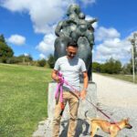 David Cristina Instagram - Nunca tinha tido um cão até a Sheila Marina entrar na minha vida. É o nome da cadela, já agora, não estou a namorar com a dona de um salão de nails no Barreiro. Mas agora que tenho esta cachorra (ler com sotaque brasileiro) percebo muitas coisas que antes não percebia. Percebo o amor que a gente sente por estas bolinhas de pelo. Percebo que mesmo quando estou sozinho em casa, já não estou sozinho (até já quase nem ligo o Rumba por companhia). Percebo recear pela vida dos Adidas que adquiri em Londres. Percebo os pobres coitados que estão às 6 da manhã na rua a apanhar cocó à chuva, enquanto o cão olha para eles como que a dizer "sabes que isso é trampa, não sabes?" Mas continuo sem perceber as pessoas que dizem que ter um cão e ter um filho é a mesma coisa. Não é. Se um cão fizer cócó na sala de estar pode-se fechar na marquise, mas se um filho disser que quer ser influencer já não se pode agredir com um jornal enrolado. E também não entendo pessoas que dão beijos na boca dos cães, até porque com os cães não há chochos é tudo linguadão. Percebo ainda menos porque normalmente são as mesmas pessoas que dizem que ter um cão e um filho é a mesma coisa e dar linguadões nos filhos é muito sinistro e caso de polícia. Mas percebo as pessoas que dizem que o bicho faz parte da família. A Sheila Marina faz parte da minha família, frase que a minha mãe sempre temeu. E eu ia ficar muito triste sem ela. A cadela. E sem a minha mãe também. Aliás a minha mãe mais, claro. PS - Lição de influencer #37 - Posicionem-se junto a estátuas badochas nas vossas fotos para parecerem mais magros. Sigam-me para mais dicas de influencing. #bleçed Grato pelo bom téni @antonymorato_porto 👟👟👟