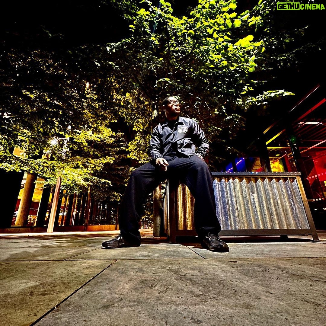 David Harewood Instagram - Chillin after a days graft and a bit of grub. On the road again!🎶
