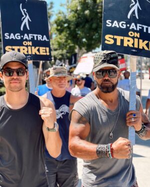 David Lim Instagram - Strength in numbers. The @swatcbs fam showed out on the picket lines! Give the writers and actors a fair deal, and let’s get back to work. 💥🪧💪🏽

#SAGAFTRAstrong #WGAstrong #rollswat