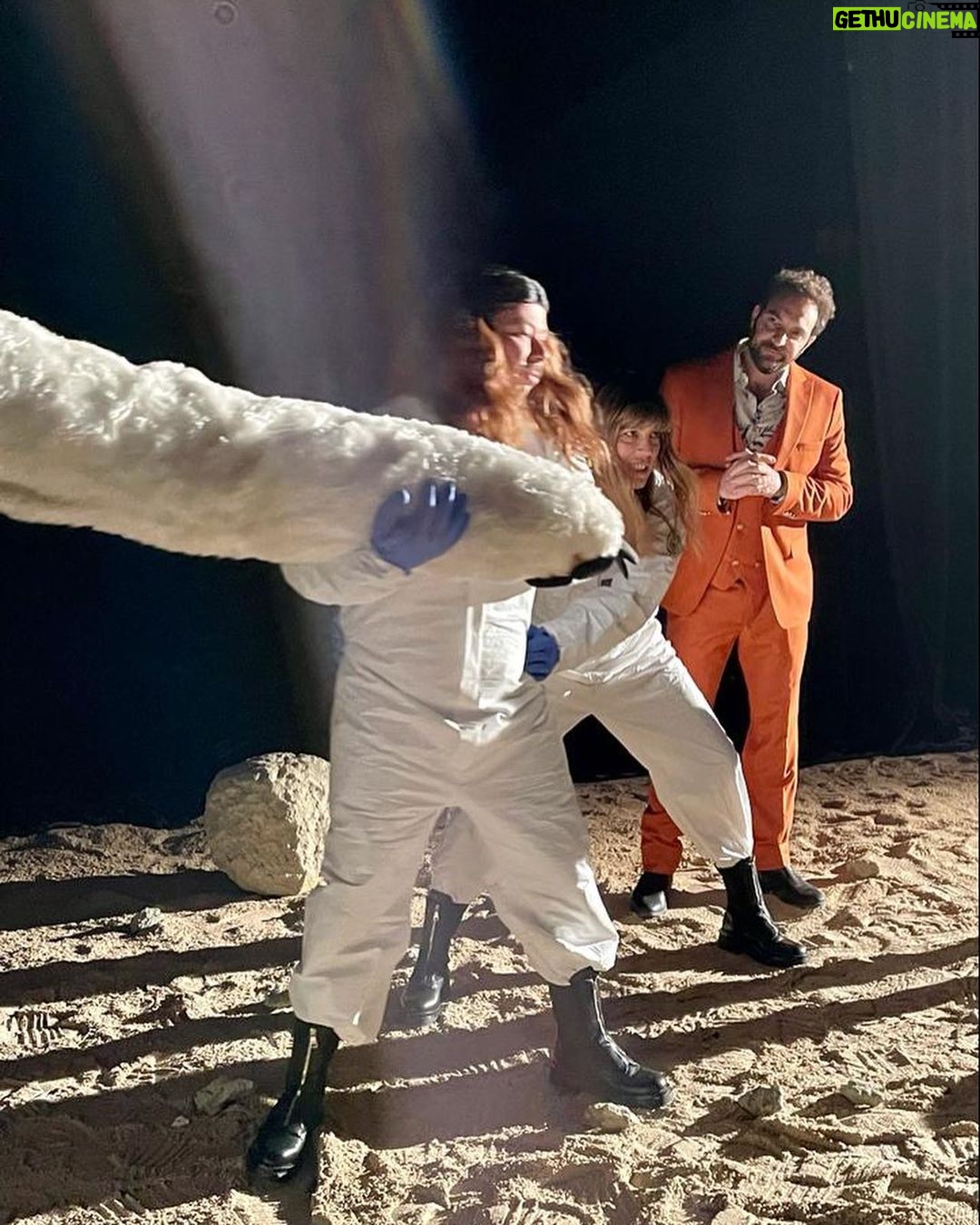David Mora Instagram - Merci à toute l’équipe, à @soleneazoulay @louispiscine @jeancharles.fritz @florence.fontaine.ff @clematiite @sacha_bourdo @anita_cualega @cleavincent On se sera bien amusé entre les travaux, les avions, les balances pour le concert et les cours de danse 😉 Hâte de voir cette folie ! Bisous #lelapinlafemmeetlescanner @lesinseparablespioupiou Mains d'Œuvres