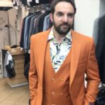 David Mora Instagram - On fait quand même un beau métier ! 😅 Séance d’essayages costumes pour le prochain film des @lesinseparablespioupiou “Le lapin, la femme et le scanner” #essayage #orangeisthenewbeurk #nouveaurole @cnctalent @soleneazoulay @louispiscine Barbès - Rochechouart