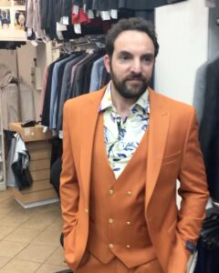 David Mora Instagram - On fait quand même un beau métier ! 😅 Séance d’essayages costumes pour le prochain film des @lesinseparablespioupiou “Le lapin, la femme et le scanner” #essayage #orangeisthenewbeurk #nouveaurole @cnctalent @soleneazoulay @louispiscine Barbès - Rochechouart