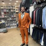David Mora Instagram - On fait quand même un beau métier ! 😅 Séance d’essayages costumes pour le prochain film des @lesinseparablespioupiou “Le lapin, la femme et le scanner” #essayage #orangeisthenewbeurk #nouveaurole @cnctalent @soleneazoulay @louispiscine Barbès - Rochechouart