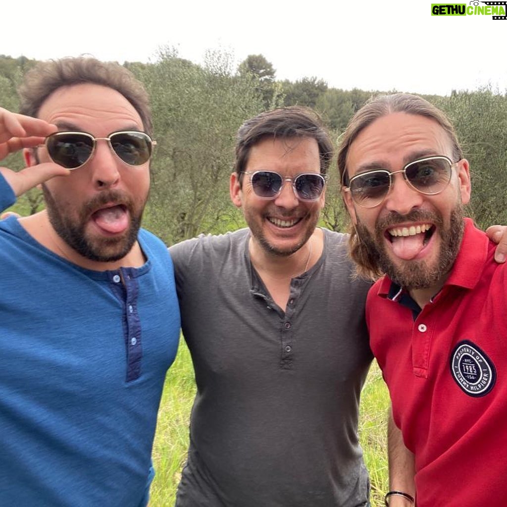 David Mora Instagram - Merci d’être passé nous voir sur le tournage @jeromelagain @alexandre_thibault_off 😎😎😎 J’ai été gâté 🙏🏻😇 Je trouve la collection terrible ! 🤘🏼🤩❤️ @vinylfactoryeyewear #lunettesdesoleil #polarized Cassis