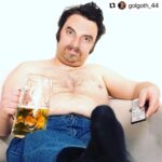 David Mora Instagram – #Repost @golgoth_44 with @make_repost
・・・
Tu verras David, être père ça change rien du tout 😳😂 @davina_vigne_ @david_mora_officiel #scenesdemenages @scenesdemenagesoff #fautrigoler