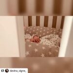 David Mora Instagram – #Repost @davina_vigne_ with @make_repost
・・・
Le baby des dadas, notre petit koala est né il y a un mois (16/01/21)… et devinez quoi ? C’est la plus jolie des merveilles et elle ressemble comme deux gouttes d’eau à son papa. C’est bien la peine de l’avoir porté pendant 9 mois 😅 j’ai le plaisir de vous informer que le magazine du ventre plat reprend du service ! 😅 #ventreplatmagazine Le grand frère est fier, le papa est gaga, la maman ébahie et tout ce petit monde est cerné 😅
On a demandé à notre fille son avis, elle préfère garder l’anonymat 😉 et puis elle refuse de voir son joli minois grimé par un smiley. C’est trop « 2020 » apparement 🤷‍♀️ enfin bref cette petite a du caractère et de l’avenir ! On n’est pas à l’abri qu’elle change d’avis 🙃 mais pour le moment on garde l’exclu sur son sourire, sa bouille d’ange et son prénom. 
On vous embrasse et on vous souhaite le même nuage que celui sur lequel nous flottons avec @david_mora_officiel 💕  lit @reves_de_libellule ♥️🍼 photo fumigène @lesamoureuxphotographie @michael_vinitzki #lebabydesdadas #tropdamour #bisousdenous