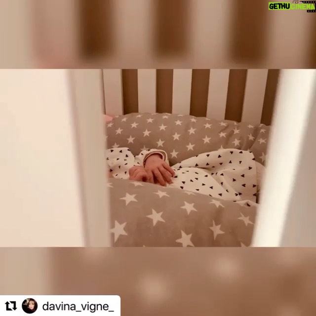 David Mora Instagram - #Repost @davina_vigne_ with @make_repost ・・・ Le baby des dadas, notre petit koala est né il y a un mois (16/01/21)... et devinez quoi ? C’est la plus jolie des merveilles et elle ressemble comme deux gouttes d’eau à son papa. C’est bien la peine de l’avoir porté pendant 9 mois 😅 j’ai le plaisir de vous informer que le magazine du ventre plat reprend du service ! 😅 #ventreplatmagazine Le grand frère est fier, le papa est gaga, la maman ébahie et tout ce petit monde est cerné 😅 On a demandé à notre fille son avis, elle préfère garder l’anonymat 😉 et puis elle refuse de voir son joli minois grimé par un smiley. C’est trop « 2020 » apparement 🤷‍♀️ enfin bref cette petite a du caractère et de l’avenir ! On n’est pas à l’abri qu’elle change d’avis 🙃 mais pour le moment on garde l’exclu sur son sourire, sa bouille d’ange et son prénom. On vous embrasse et on vous souhaite le même nuage que celui sur lequel nous flottons avec @david_mora_officiel 💕 lit @reves_de_libellule ♥️🍼 photo fumigène @lesamoureuxphotographie @michael_vinitzki #lebabydesdadas #tropdamour #bisousdenous