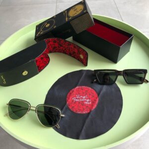 David Mora Instagram - Merci d’être passé nous voir sur le tournage @jeromelagain @alexandre_thibault_off 😎😎😎 J’ai été gâté 🙏🏻😇 Je trouve la collection terrible ! 🤘🏼🤩❤️ @vinylfactoryeyewear #lunettesdesoleil #polarized