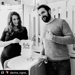 David Mora Instagram - #Repost @davina_vigne_ with @make_repost
・・・
J’ai choisi mon roi 👑 j’ai choisi Mora 😅
La chambre du #babydesdadas est prête, jour de galette, jour de fête 🥳 😂 et à vrai dire je ne me lasse pas de la regarder 😍 on en a profité pour faire des photos car je voulais immortaliser mon gros bidon 😁🤰 sur la première photo, @david_mora_officiel est assis sur le lit, et même si grâce à notre programme #ventreplatmagazine , il est aussi léger qu’une plume ☺️ je suis quand même hyper rassurée de la solidité du cocon ! 😋 Alors je vous rassure, on dormira pas dans le lit avec bébé lol mais comme le lit est évolutif jusqu’à 7 ans, c’est pratique pour s’asseoir et lire l’histoire du soir. (Ça fait beaucoup de oir 😅)
Merci donc à Sophie Hermine, la maman qui rev’olutionne le lit bébé : @reves_de_libellule 😍 Même la table à langer qui se glisse en dessous, je trouve ça génial, car la chambre n’est pas très grande. En fait, c’est du génie, car elle a réussi à combiner bien être des parents et des petits dans le même temps. Bref, nana est contente lol et on a vraiment hâte 😁 merci pour tous vos ptits mots toujours mignons 🥰 
Crédit photo @lesamoureuxphotographie @michael_vinitzki merci pour votre œil ♥️