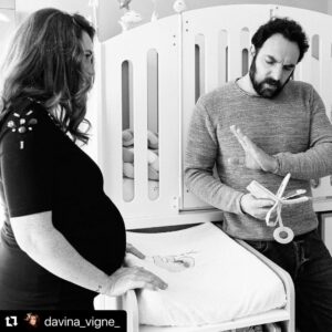 David Mora Instagram - #Repost @davina_vigne_ with @make_repost
・・・
J’ai choisi mon roi 👑 j’ai choisi Mora 😅
La chambre du #babydesdadas est prête, jour de galette, jour de fête 🥳 😂 et à vrai dire je ne me lasse pas de la regarder 😍 on en a profité pour faire des photos car je voulais immortaliser mon gros bidon 😁🤰 sur la première photo, @david_mora_officiel est assis sur le lit, et même si grâce à notre programme #ventreplatmagazine , il est aussi léger qu’une plume ☺️ je suis quand même hyper rassurée de la solidité du cocon ! 😋 Alors je vous rassure, on dormira pas dans le lit avec bébé lol mais comme le lit est évolutif jusqu’à 7 ans, c’est pratique pour s’asseoir et lire l’histoire du soir. (Ça fait beaucoup de oir 😅)
Merci donc à Sophie Hermine, la maman qui rev’olutionne le lit bébé : @reves_de_libellule 😍 Même la table à langer qui se glisse en dessous, je trouve ça génial, car la chambre n’est pas très grande. En fait, c’est du génie, car elle a réussi à combiner bien être des parents et des petits dans le même temps. Bref, nana est contente lol et on a vraiment hâte 😁 merci pour tous vos ptits mots toujours mignons 🥰 
Crédit photo @lesamoureuxphotographie @michael_vinitzki merci pour votre œil ♥️