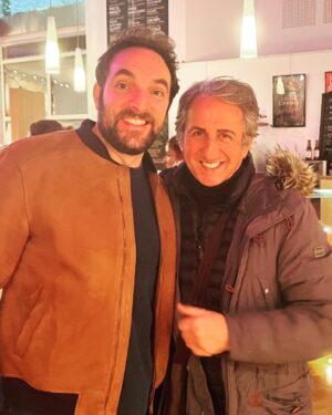 David Mora Instagram - Merci @richardanconina ❤️ Le théâtre te va bien. Bravo à toi, à @jeremielippmann et @alexandra_luciani et merci à la baby-sitter de nous avoir permis de sortir de chez nous 😅 @davina_vigne_ 🥰 #coupable en tournée jusqu’à fin décembre
