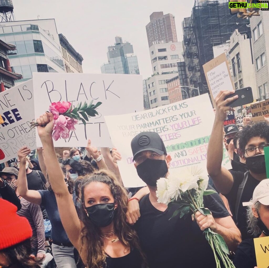 David Schwimmer Instagram - Yesterday at the Protest & Vigil, downtown NY. We're no longer a couple, but @zoebuckman and I are parents of a nine year old, and fellow advocates for social justice and reform. We marched in honor of the countless black lives lost to racial violence; to oppose the institutional racism and systemic bias against marginilized communities; to show our love for, and solidarity with, our family members, colleagues and friends of color; because we are angry and appalled by the shocking indifference of our President; and to demand a better future for our children. ALL of our children. It is not enough to be opposed to racism. We must be actively opposed to it.