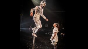 David Schwimmer Instagram - PREMIERING TOMORROW

Only on PBS!
9pm EST / 8pm CST 

LOOKINGGLASS ALICE
Adapted and Directed by David Catlin

From Lewis Carroll’s
ALICE IN WONDERLAND 🍄 

See LINK in bio above for extra content and broadcast schedule 🤗

@lookingglasstheatre 
@pbs 
@hms_media