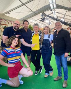 David Schwimmer Instagram - Here we go!!! The Great Stand Up To Cancer Bake Off 🕺🏻 A GREAT time for a GREAT cause… Baking to raise $ — and for that #StarBaker apron!  Tune in to @channel4 today at 7:45pm to see how insanely serious I take it 😂😳 Donate NOW and support life-saving cancer research… LINK in bio above! @britishbakeoff #GBBO Battling against: @rosematafeo @jesynelson @mrbigtomd Rightfully mocked by: @paul.hollywood @prueleith @realmattlucas